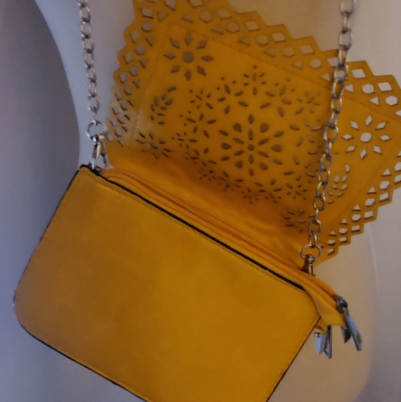 Yellow mandela style Long chain purse - Picture 3 of 6